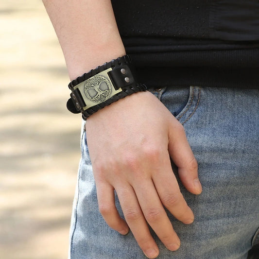 Bracciale con bussola pirata in pelle larga con design totem Bracciale da uomo Gioielli celtici vichinghi Bracciale con bussola Accessori Regali per feste
