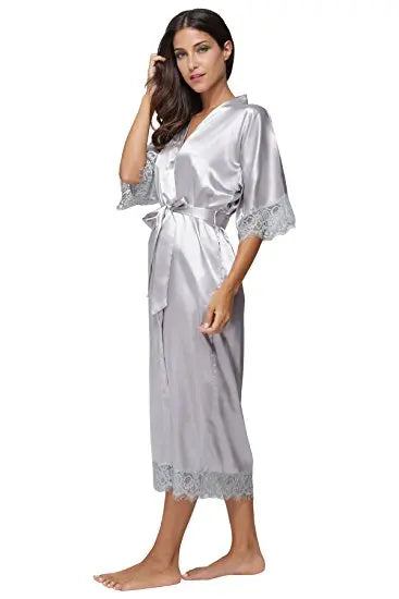 Kimono in raso con pizzo per l'estate: lingerie sexy e eleganti abiti da sposa e da damigella.