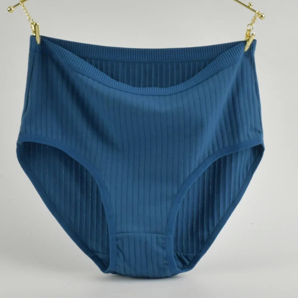 Semplici, comode mutandine di cotone a vita alta per donne curvy, traspiranti e con fantasie a righe.