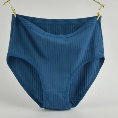 Semplici, comode mutandine di cotone a vita alta per donne curvy, traspiranti e con fantasie a righe.