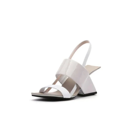 Sandali Euro-Chic da donna per l'estate 2025 con design minimalista e comodo cinturino singolo. Perfetti per la spiaggia.