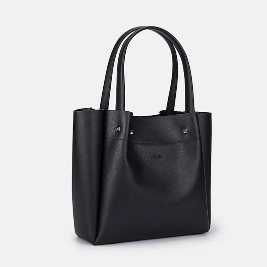 Zhome è una borsa grande e versatile, perfetta per lo shopping, realizzata in morbida pelle sintetica.