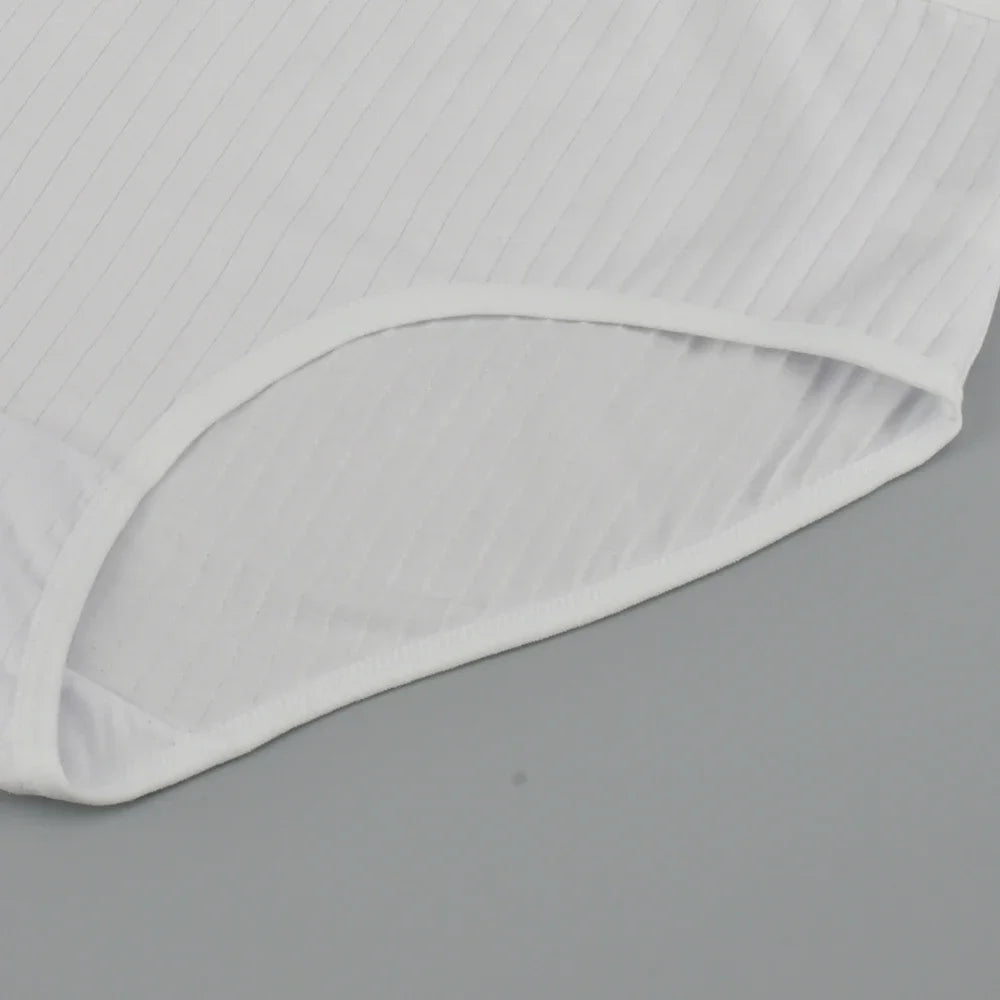 Semplici, comode mutandine di cotone a vita alta per donne curvy, traspiranti e con fantasie a righe.