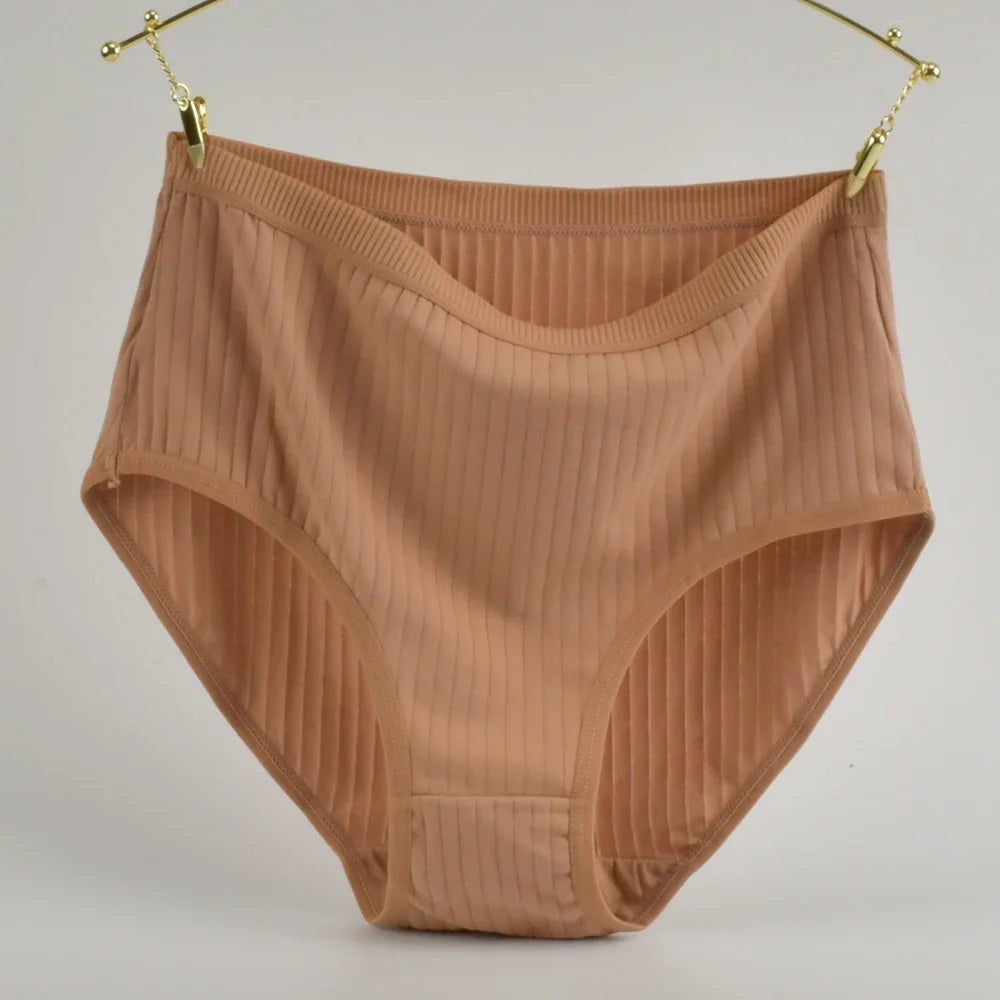 Semplici, comode mutandine di cotone a vita alta per donne curvy, traspiranti e con fantasie a righe.