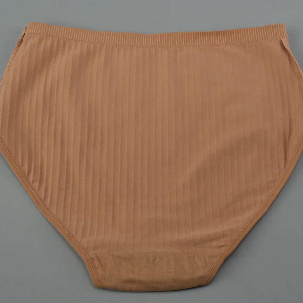 Semplici, comode mutandine di cotone a vita alta per donne curvy, traspiranti e con fantasie a righe.