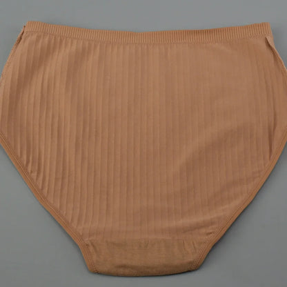 Semplici, comode mutandine di cotone a vita alta per donne curvy, traspiranti e con fantasie a righe.