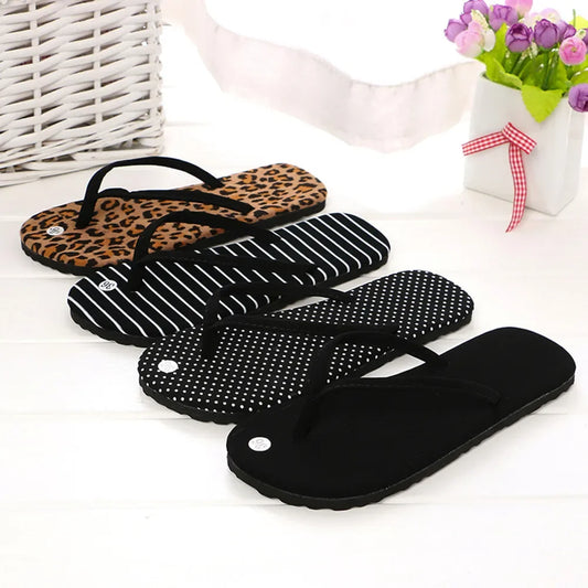Scarpe estive trendy in gomma con stampa leopardata, perfette per la spiaggia e l'interno.