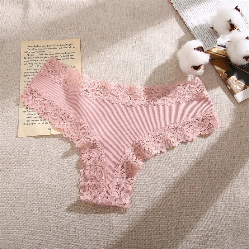 Set da 5 mutandine di cotone con pizzo floreale, patchwork, taglie S-XL, per un look moderno e confortevole.