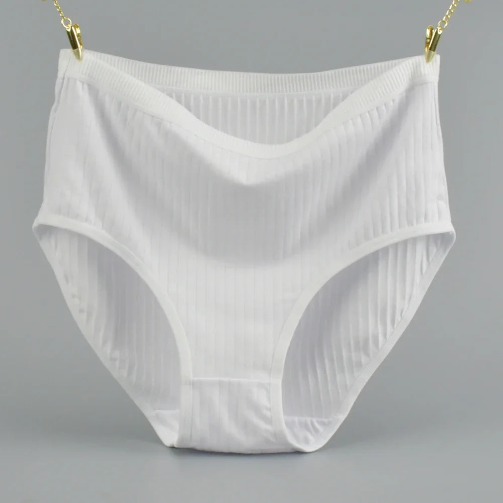 Semplici, comode mutandine di cotone a vita alta per donne curvy, traspiranti e con fantasie a righe.