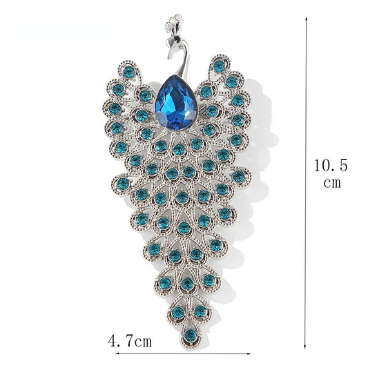 Una spilla da donna con strass a forma di pavone, trendy e di lusso, perfetta per ogni look.