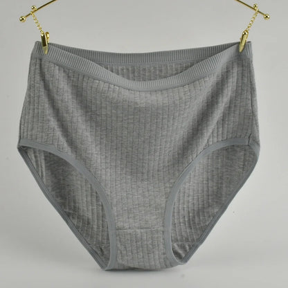 Semplici, comode mutandine di cotone a vita alta per donne curvy, traspiranti e con fantasie a righe.
