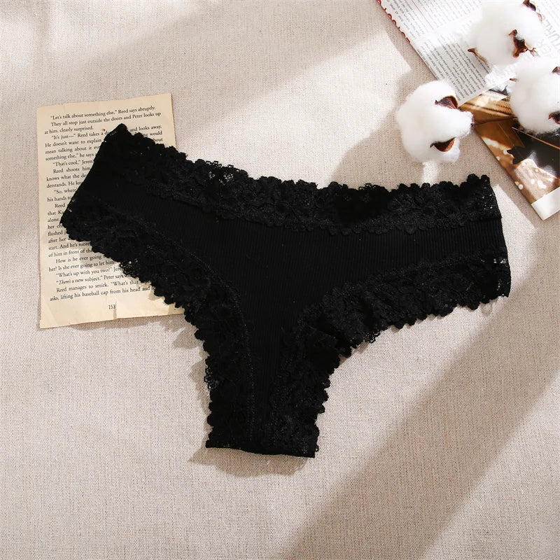 Set da 5 mutandine di cotone con pizzo floreale, patchwork, taglie S-XL, per un look moderno e confortevole.
