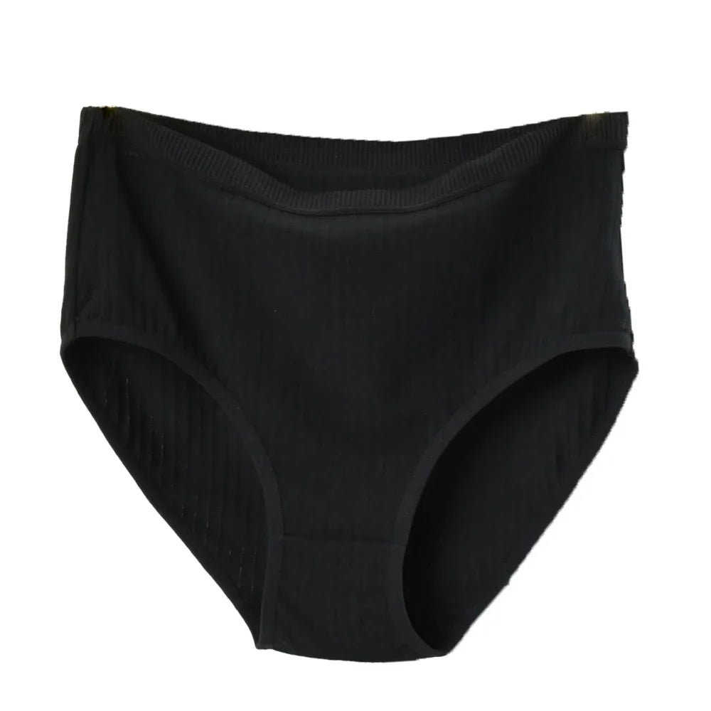 Semplici, comode mutandine di cotone a vita alta per donne curvy, traspiranti e con fantasie a righe.