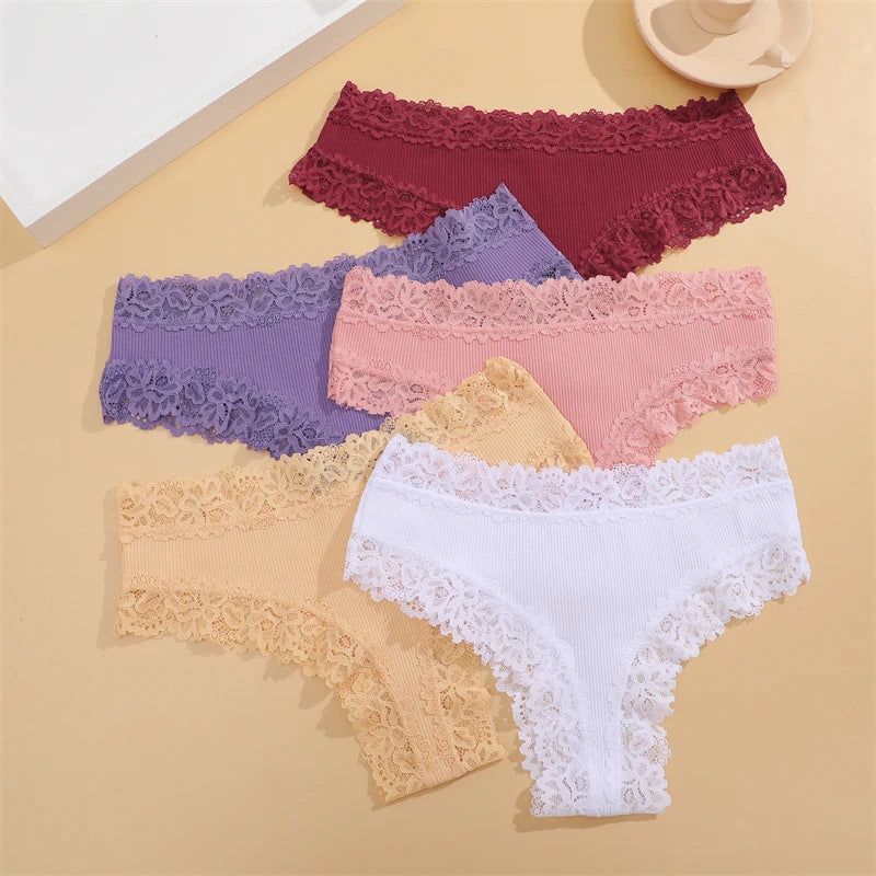 Set da 5 mutandine di cotone con pizzo floreale, patchwork, taglie S-XL, per un look moderno e confortevole.