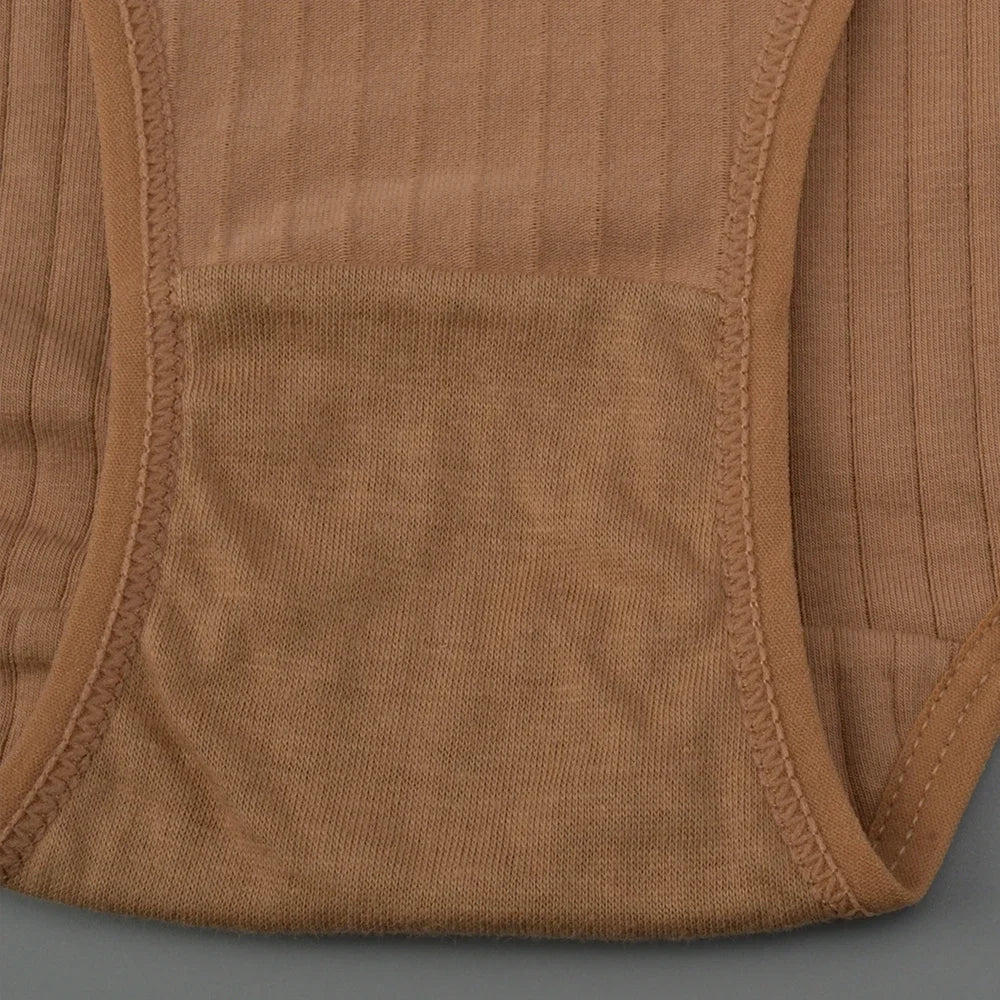 Semplici, comode mutandine di cotone a vita alta per donne curvy, traspiranti e con fantasie a righe.