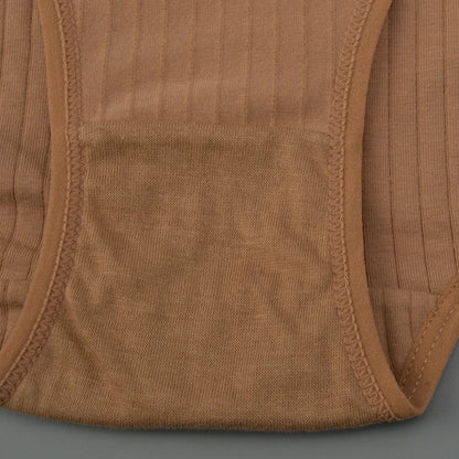 Semplici, comode mutandine di cotone a vita alta per donne curvy, traspiranti e con fantasie a righe.