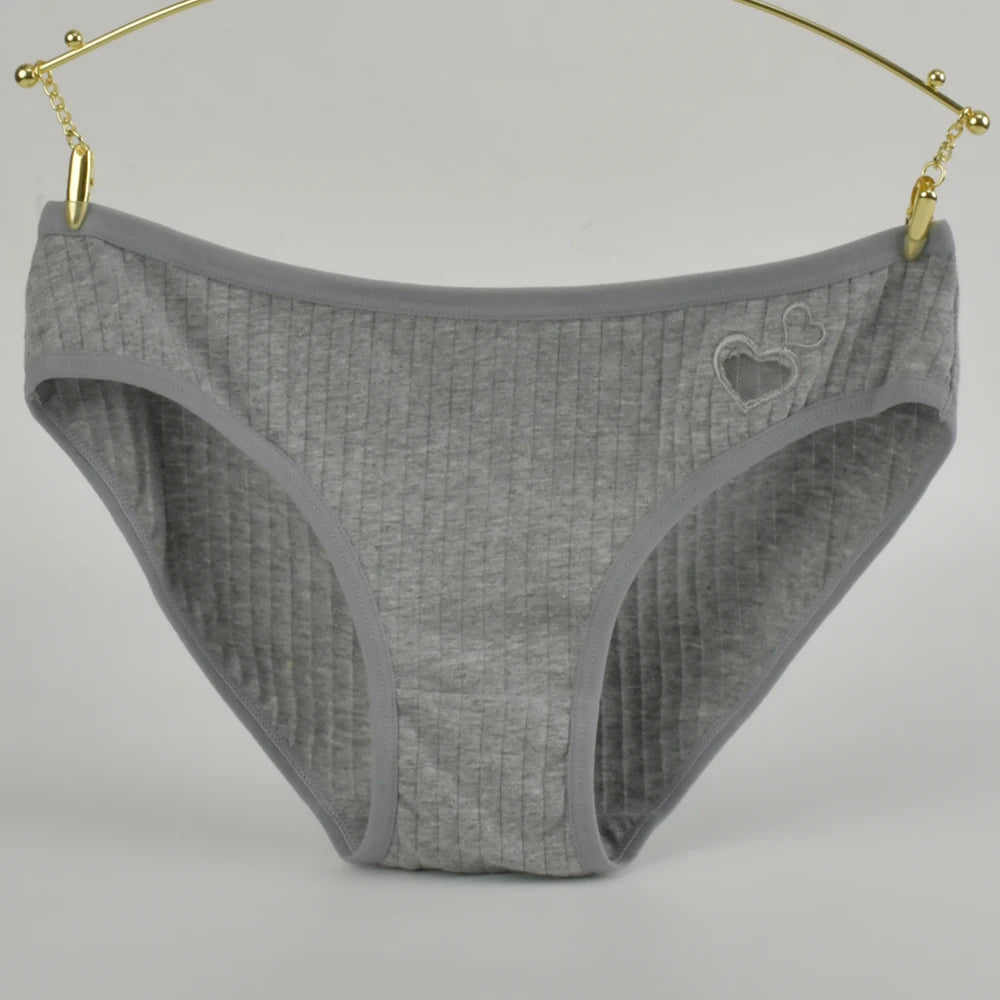 Mutandine in cotone di alta qualità con design a cuore e taglio sexy per donne.