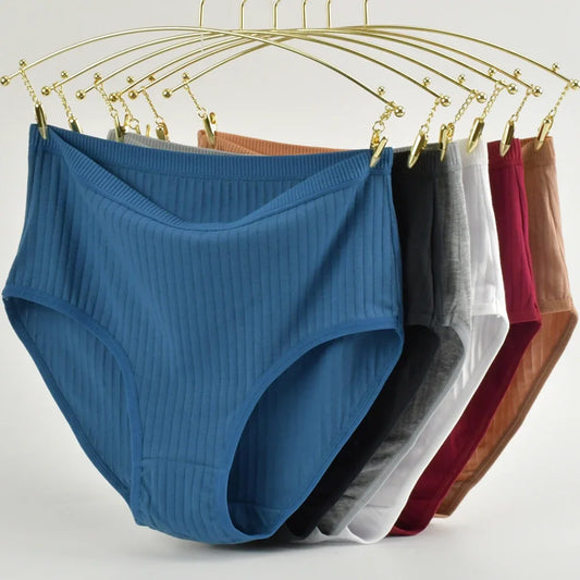 Semplici, comode mutandine di cotone a vita alta per donne curvy, traspiranti e con fantasie a righe.