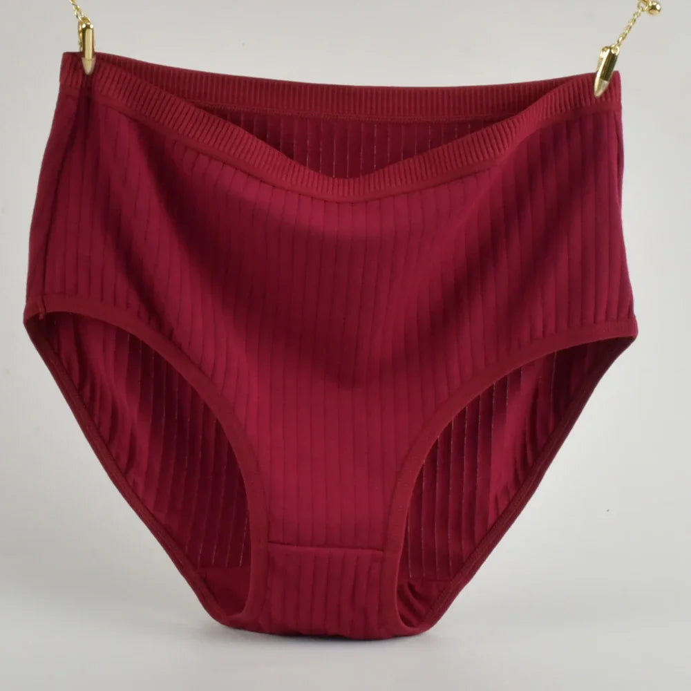 Semplici, comode mutandine di cotone a vita alta per donne curvy, traspiranti e con fantasie a righe.