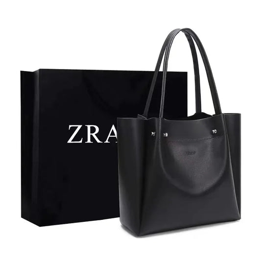 Zhome è una borsa grande e versatile, perfetta per lo shopping, realizzata in morbida pelle sintetica.