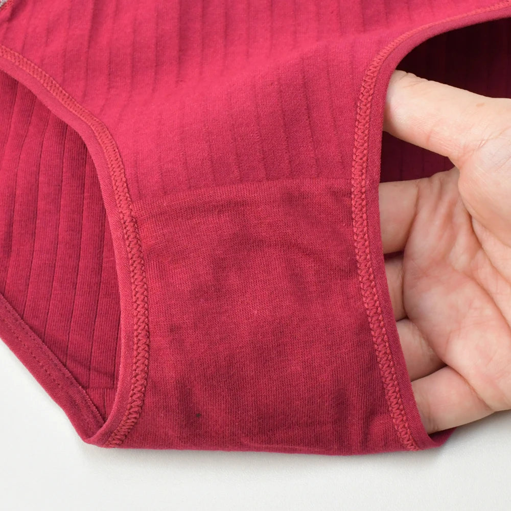 Mutandine in cotone di alta qualità con design a cuore e taglio sexy per donne.