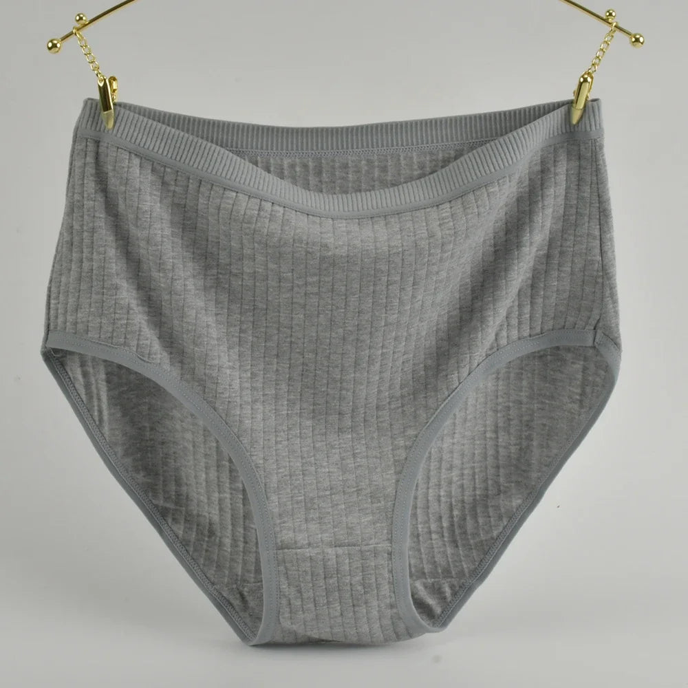 Semplici, comode mutandine di cotone a vita alta per donne curvy, traspiranti e con fantasie a righe.