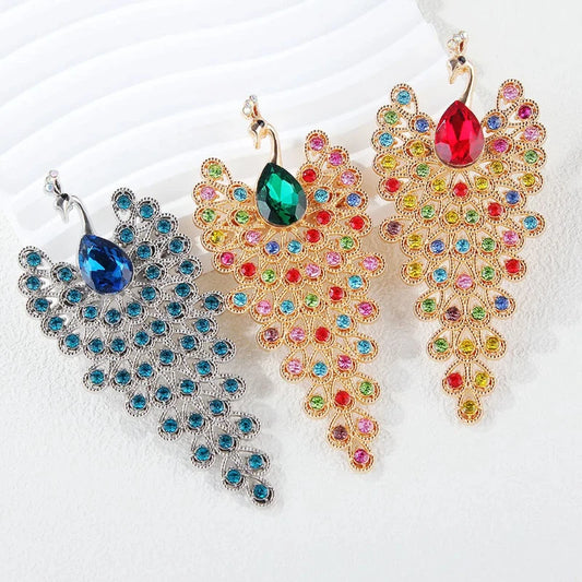 Una spilla da donna con strass a forma di pavone, trendy e di lusso, perfetta per ogni look.