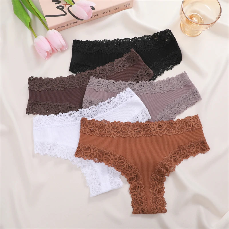 Set da 5 mutandine di cotone con pizzo floreale, patchwork, taglie S-XL, per un look moderno e confortevole.