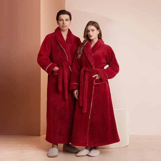 Elegante accappatoio in peluche a doppia faccia per l'autunno/inverno 2024, ideale per coppie.