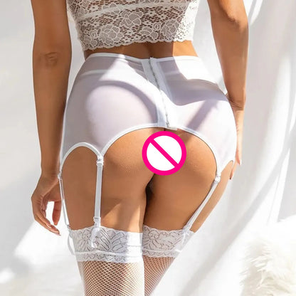 Ampia scelta di lingerie provocante: reggicalze, culotte trasparenti e slip con elastico regolabile.